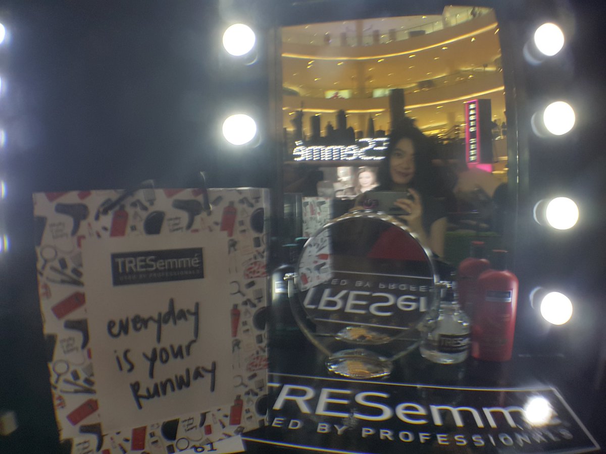 MeLTandun's tweet photo. Enjoy my Hair Styling session at TRESemmé salon ~ Senayan City
#runawayready #clozetteid #tresemmexclozetteid
@TRESemmeID @ClozetteID https://t.co/BUNJLTKDPt