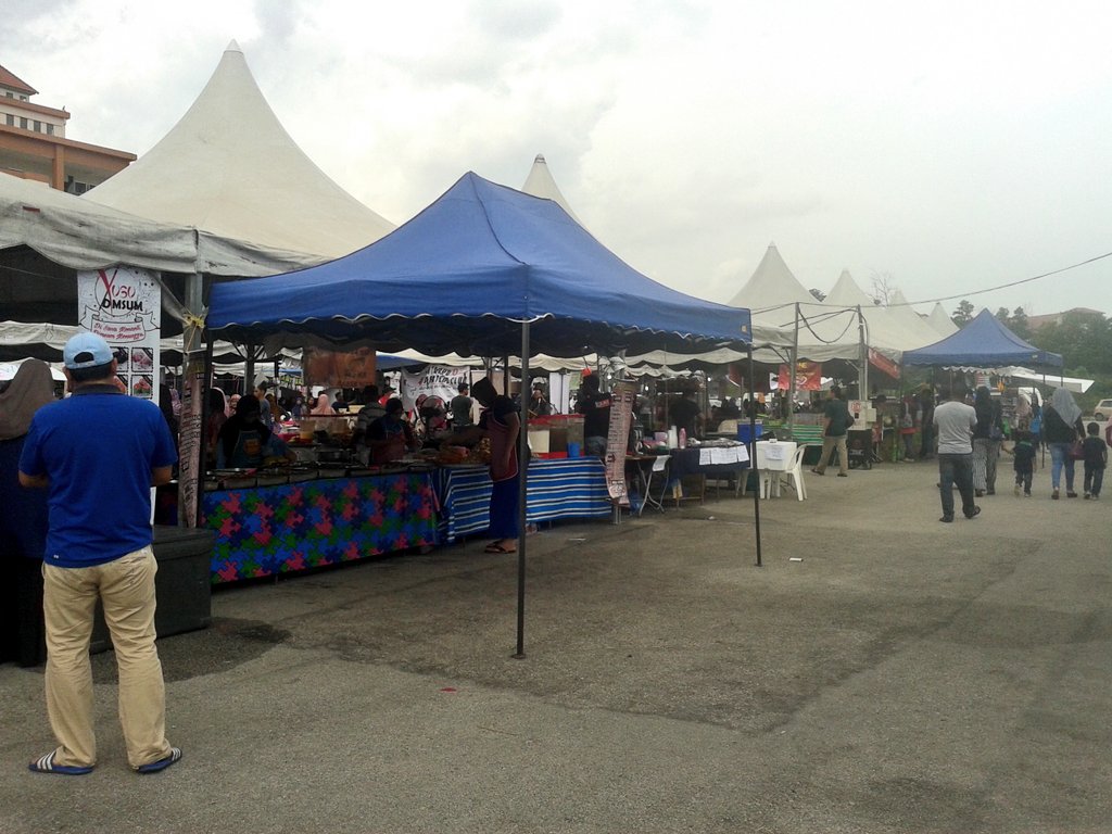 IKOD_IIUM's tweet photo. [LIVE UPDATE]

Bazar sedang berlangsung. Lupakan diet, jom lahh datang beli makanan! #ikod16 #ikod2016 https://t.co/z37Wfs0s16
