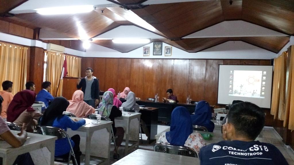 Saat ini tengah berlangsung Talkshow "Mahasiswa dan Realita" bersama Henov Iqbal Assidiq dan Iqbal Pirzada #CMA2016