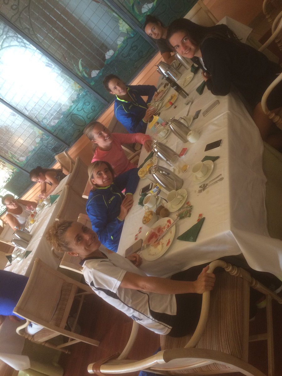 Bon dia! 
Les nostres seleccions catalanes, ja estan agafant forces per les semifinals del #CtoEspSSAA Som-hi!
#YesWeCAT