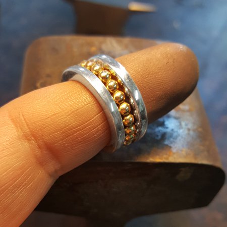 AlskadebarnAB's tweet photo. Provar lite större ringdesigner. Maffigare, tyngre. Mäktigare. Silver &amp; Guld, bollar och slätt. https://t.co/A01U7iEKMe