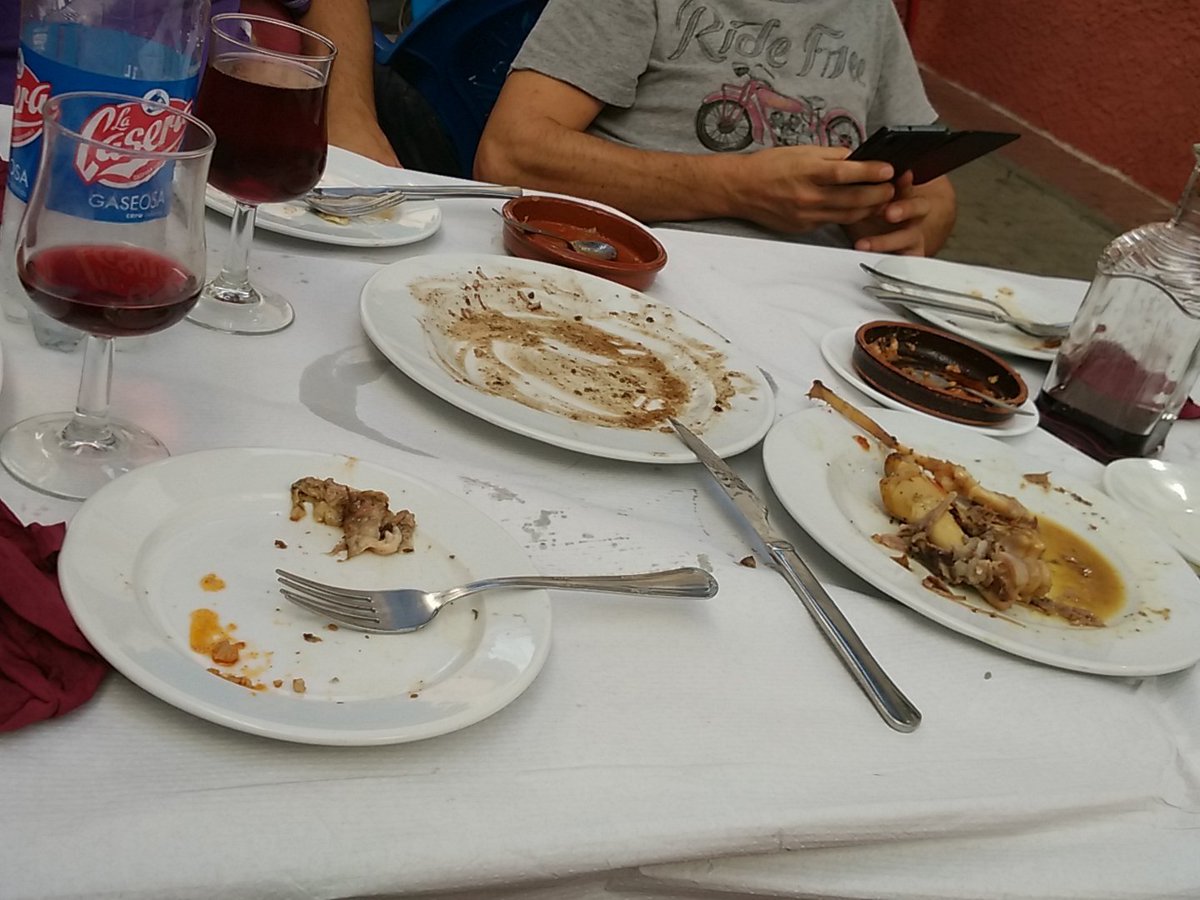 lucreciadeborja's tweet photo. Això abans estava ple #Botamarges #Benirrama #BarRoca https://t.co/kzQ1pa6W62