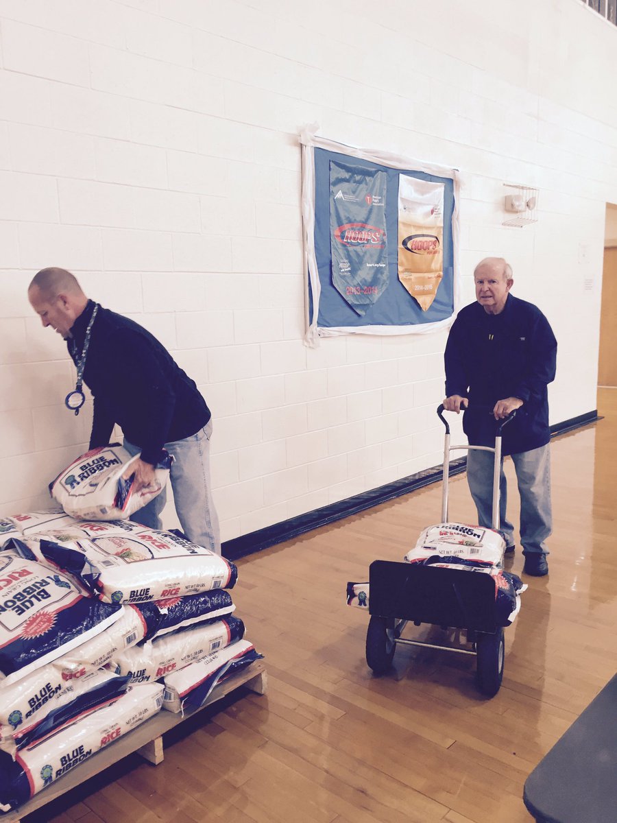 ShelbyKyRotary's tweet photo. Setup Crew for #LovetheHungry https://t.co/hJ9WdBHQMT