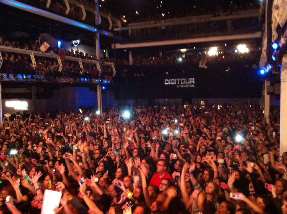 SloomSki's tweet photo. Can you find me? I'm in there... Somewhere... #DigiTour2013 https://t.co/kWVmOnli0J