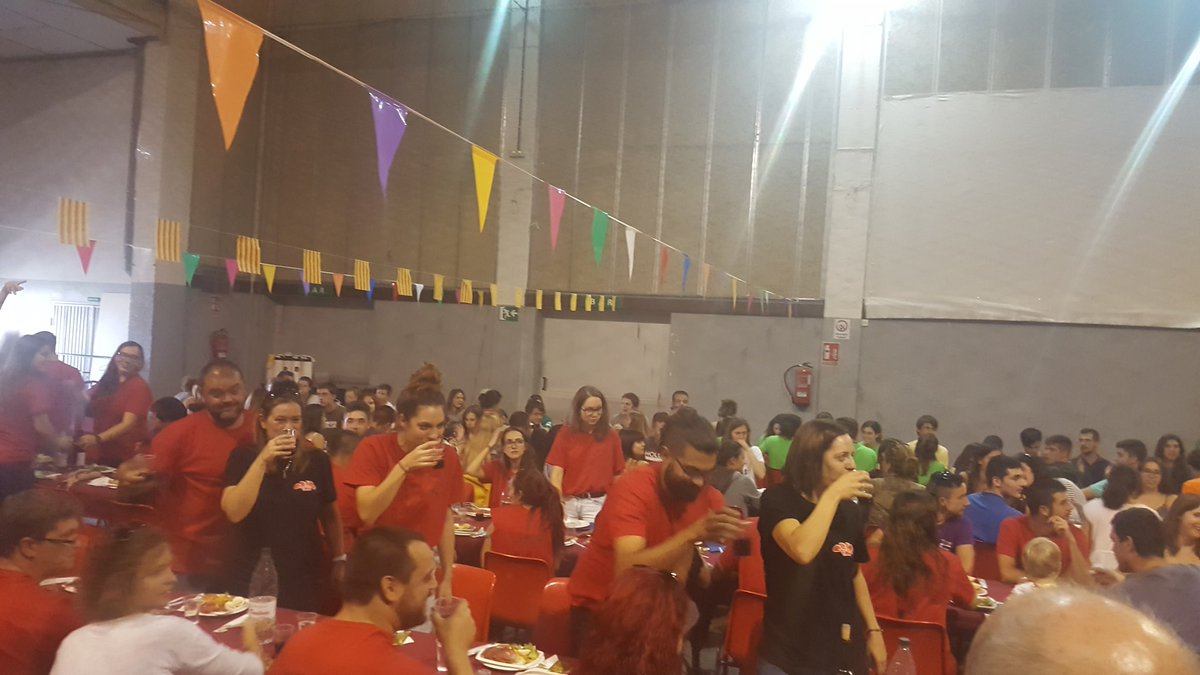 martavilaltat's tweet photo. Brindis al dinar de la #Comarkalada a Menàrguens, punt de trobada del jovent de la Noguera! Exemple de cohesió i participació! https://t.co/kZizvBPGHU