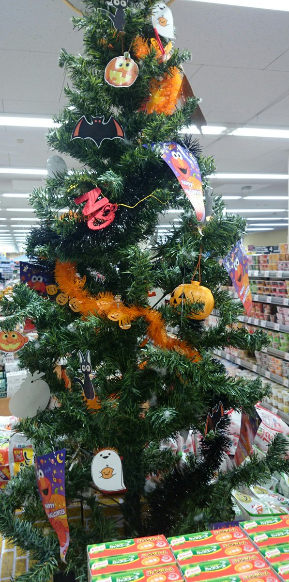 Tpy3's tweet image. 大学横のスーパーに あったハロウィンの装飾、微妙に雪の残ったツリーに カボチャとか🎃おばけ👻とか付けてあったけど、ハロウィンってツリーに飾り付けるものなんですか。