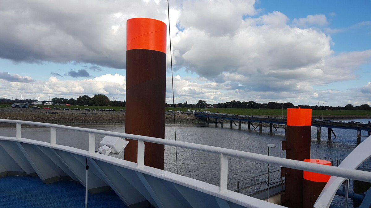 Orangenes Leuchten, Wolkenspiel ☁️ und eine ganze Reihe 🚗🚙🚐 das kann nur #Brunsbüttel sein, von unserer Grete aus. (Foto: <a href="/Penelope_DL/">Penelope</a>) [os]