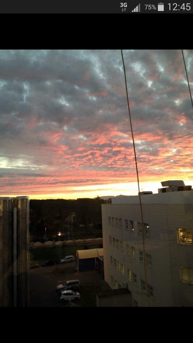 p89fede's tweet photo. Stamattina #alba#cielo#luci..anke il cielo è oronero #oronero @Giorgia ❤🌟🔝le parole sono armi e sanno fare male devi saperle usare.. https://t.co/v2lVBk1N9l