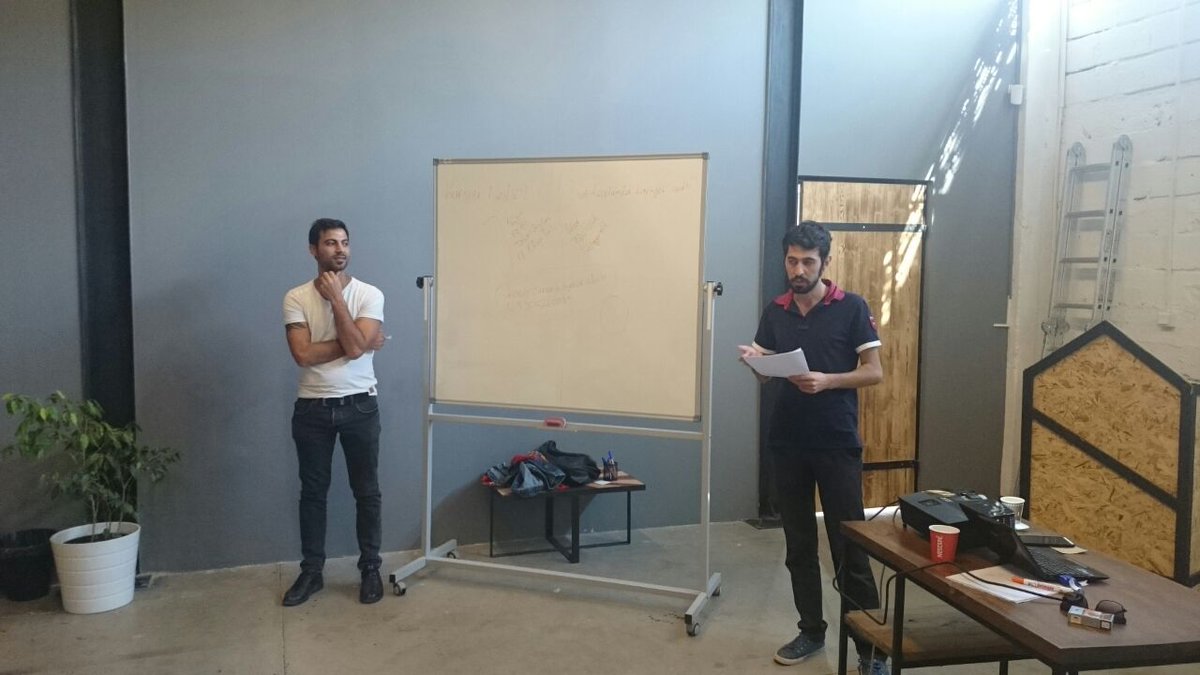 AkademiSivil's tweet photo. Fikir üretim atölyesi grupların sunumları ile devam ediyor. #izmir #siviltoplum #sivilakademi https://t.co/4eNQxVxOuQ