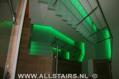Trappenshowroom's tweet photo. Glazen bordestrappen met verlichting https://t.co/Ua3rZ9OQ8P