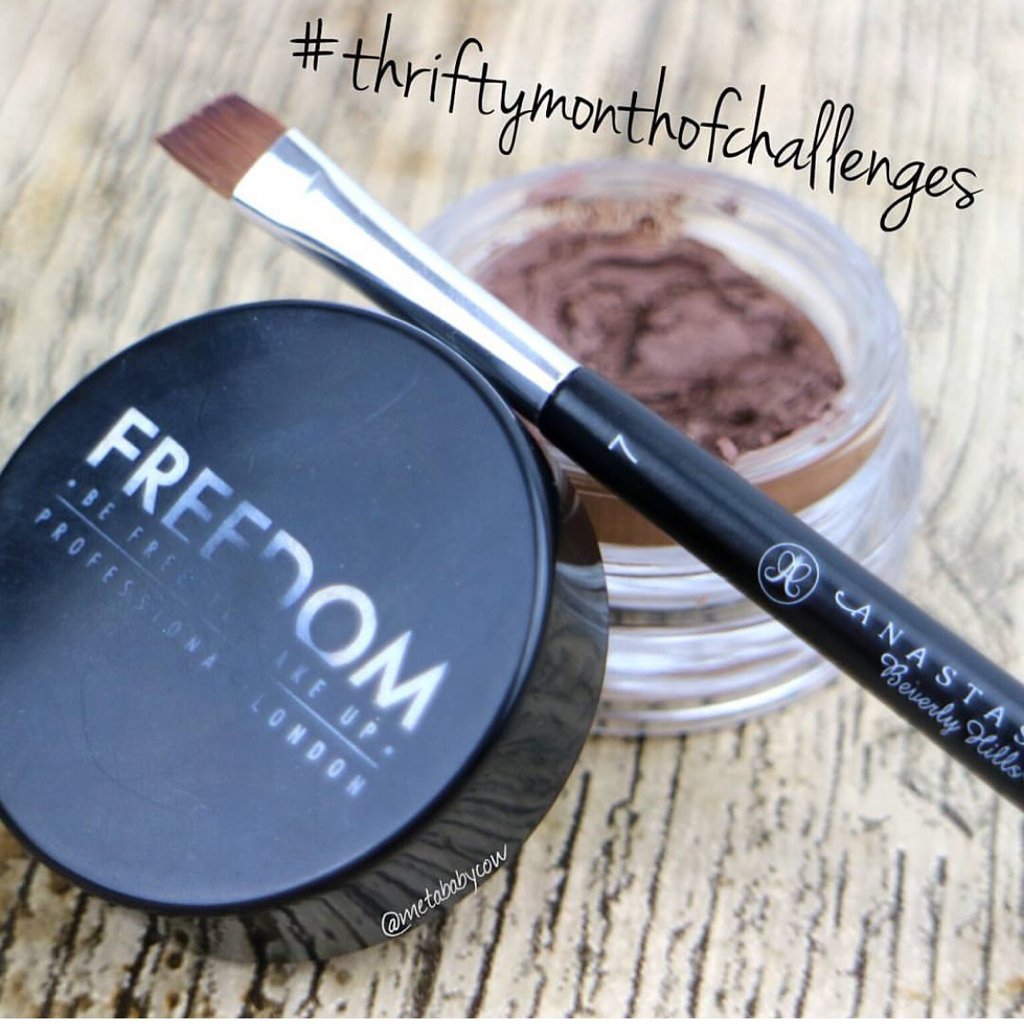 ProArtist_es's tweet photo. Producto favorito con el que se queda @metababycow nuestra pomada de cejas en el tono Caramel Brown https://t.co/U3YFKwwUw6