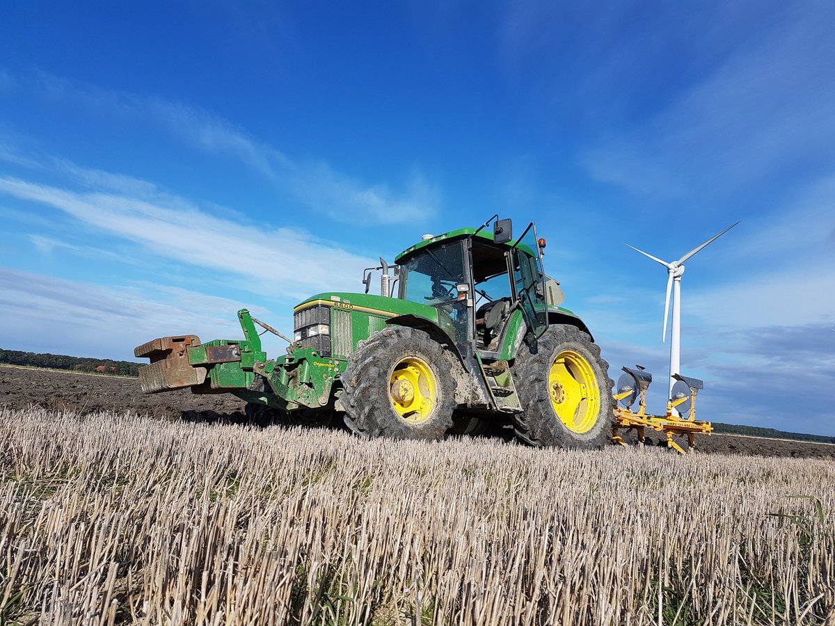 Toekomstig aardappelland omdraaien! #bambi