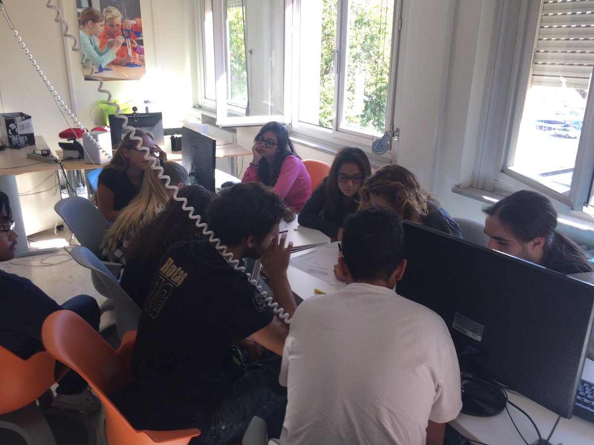 Francy0984's tweet photo. La scuola del futuro si costruisce insieme, grandi e piccoli alla #cittaeducativa di @Roma @fmdigitale #piw2016 https://t.co/luceO1GIau