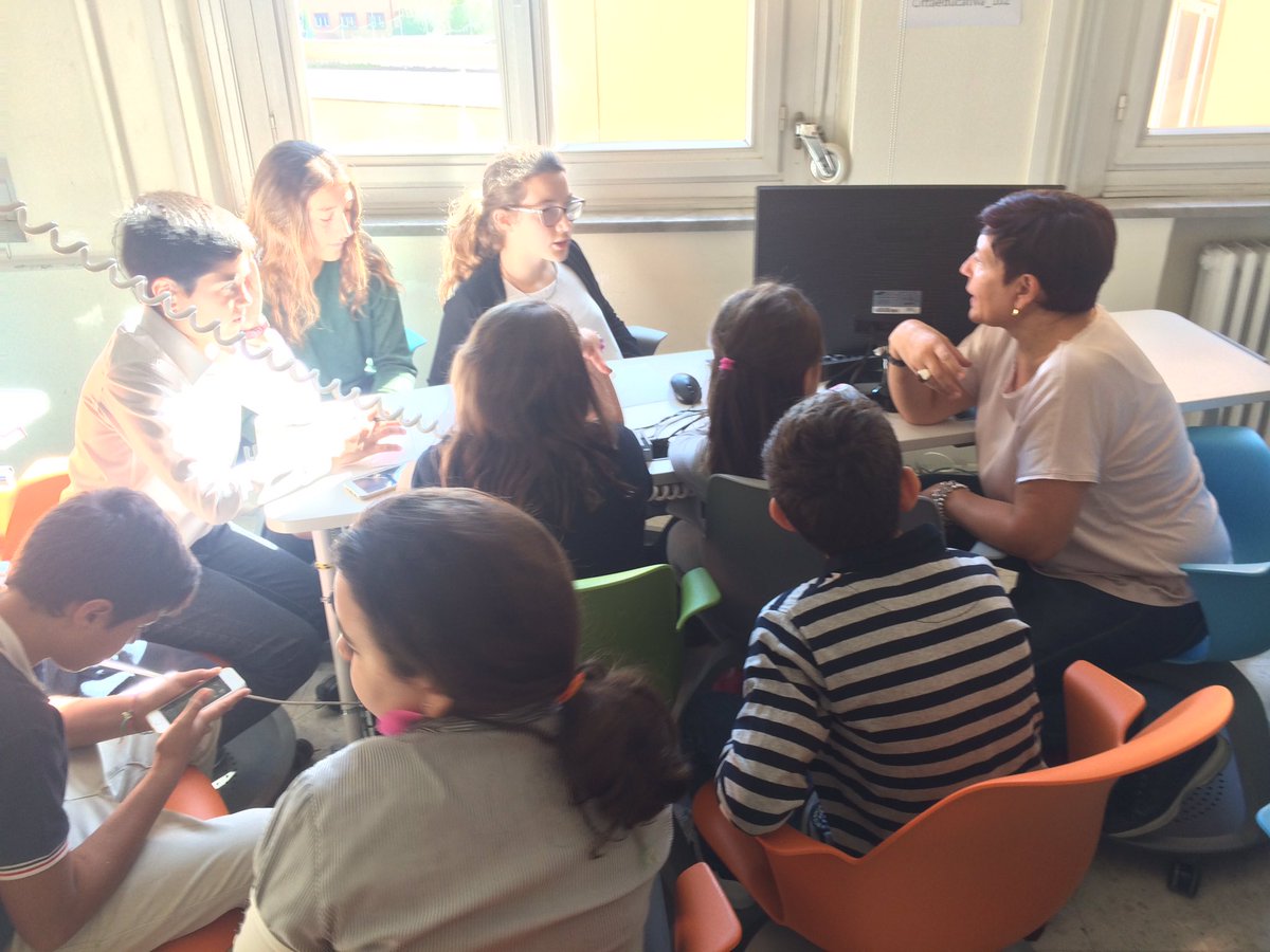 Francy0984's tweet photo. La scuola del futuro si costruisce insieme, grandi e piccoli alla #cittaeducativa di @Roma @fmdigitale #piw2016 https://t.co/luceO1GIau
