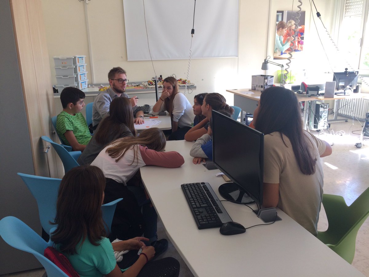 Francy0984's tweet photo. La scuola del futuro si costruisce insieme, grandi e piccoli alla #cittaeducativa di @Roma @fmdigitale #piw2016 https://t.co/luceO1GIau