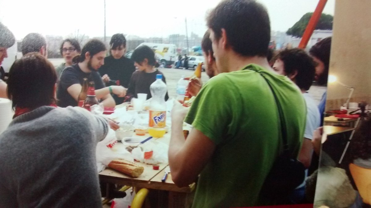 lafundicio's tweet photo. .@TRANSDUCTORES aquí Javier comiendo pollo a l'ast en un descampado durante la construcción del EspaiDer #projecte3 #archivo #LaFundició https://t.co/4KNBkXnv2Q