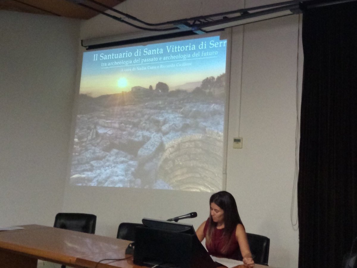 OpusPaulicium's tweet photo. Momento #archeognock ad #ArcheoGFOSS2016: @NadiaCanu parla delle ricerche sul Santuario di Santa Vittoria di Serri. #ArcheoFoss https://t.co/IKMDi7o6WD