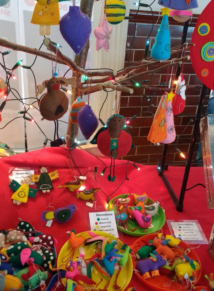 fairdoscardiff's tweet photo. We love these Xmas decorations from @ZimeleUK on a stall near us too! #watchafrica16 @Watch_WAFF #africaday https://t.co/UtUWj6ZQbu