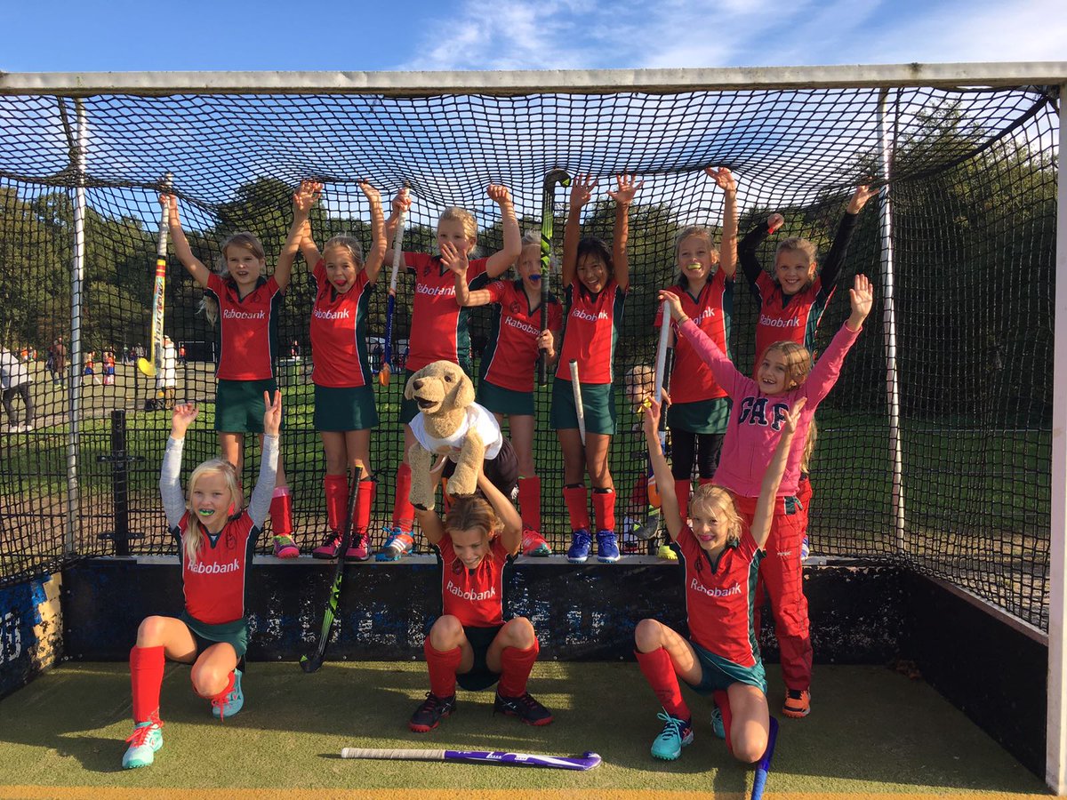 M8E2 bindt ook Bloemendaal aan de zegekar!# 5 zeges op rij! #herfstkampioen <a href="/Strawhockey/">KHC Strawberries</a> #topteam💪#huprood