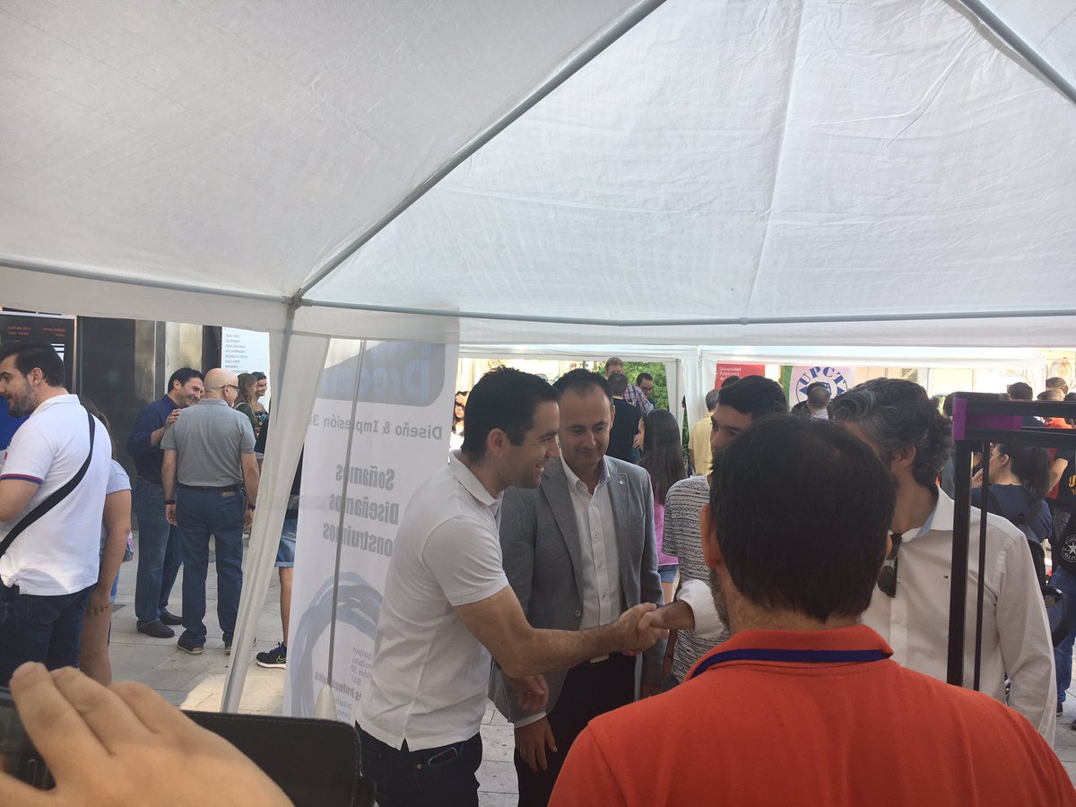 MolinadeSegura's tweet photo. Hoy, #MakerFest del #DIAPE16 Talleres y exposiciones de robótica, impresión3D y electrónica, en cuartel de artillería de #MurciaCapital https://t.co/yKoQaAajzk