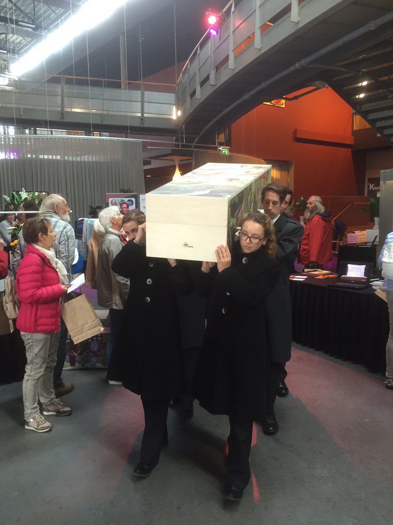 Schouderen door de dragers van Ferentes #UitvaartbeursFlevoland <a href="/DeMeerpaal/">De Meerpaal</a> onder begeleiding van MusicaRosa