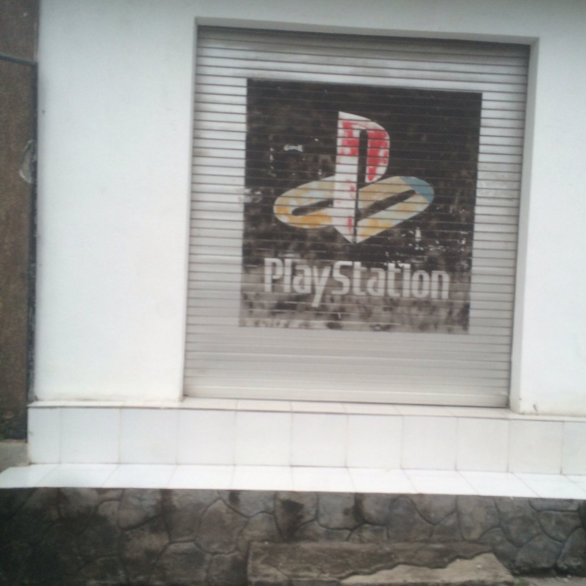 MichaelGad1987's tweet photo. Was stuck in traffic and saw this epic logo in the streets of uluwatu. Man, that was good times! (you can almost hear the tune!) #tekken FTW https://t.co/9RmRLokpmT