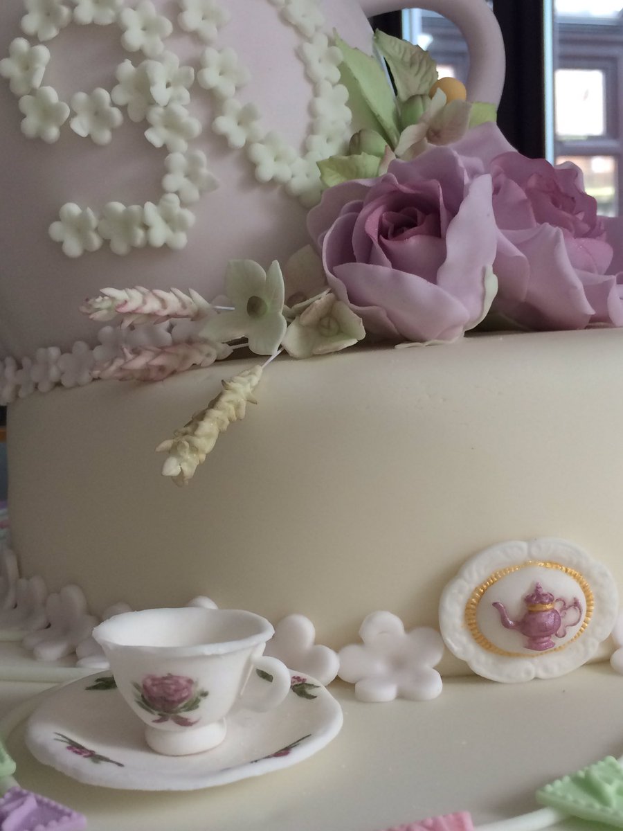Sneaky peak of @willowrosecakes  latest creation. Full photo to follow once delivered