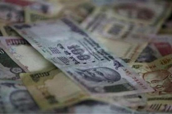 CitizenPost1's tweet photo. Rupee runs up more losses, down 8 paise against dollar. For latest update visit at: https://t.co/bSjpsnPV7e https://t.co/lavtwA5k8Q