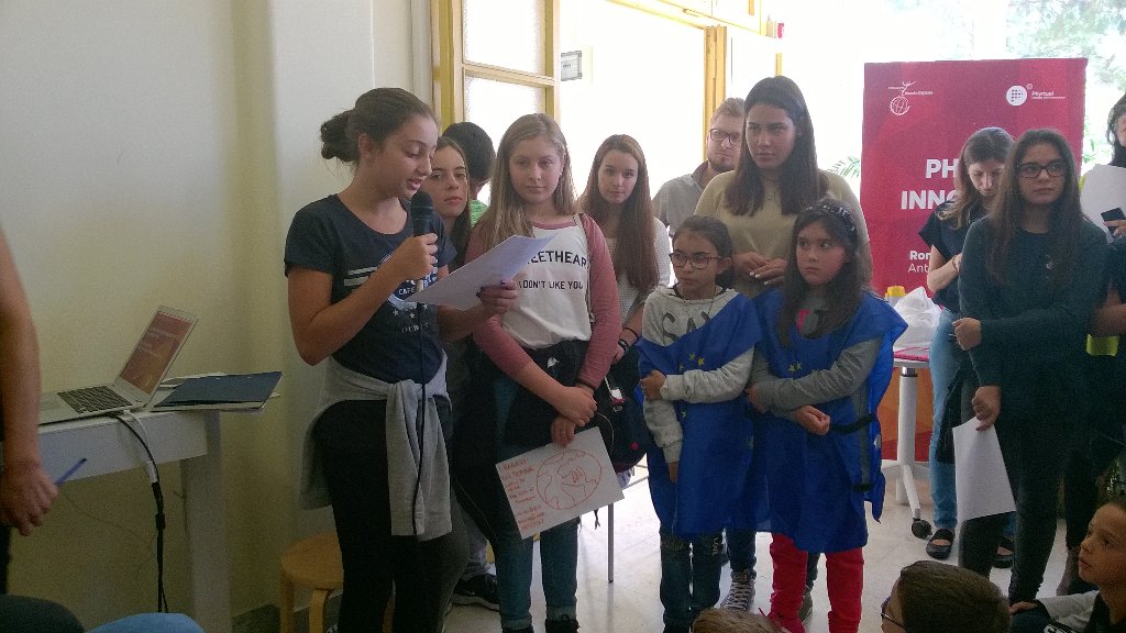 Eleonora_FMD's tweet photo. Un #app per scoprire il mondo: Un gioco a quiz l'idea del team4 #cittaeducativa premio #volontariconoscenza #PIW2016 https://t.co/vDPe0YwybM