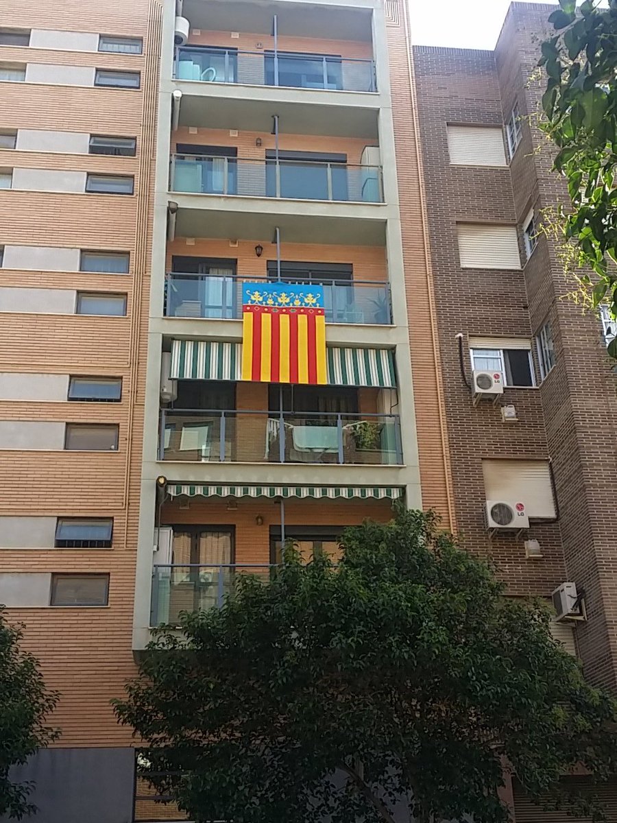 rafeta64's tweet photo. Ya esta al meu balcó, com tots els anys, la nostra Real Senyera...Demà tost a la plaça de l'Ayuntament
#9DeOctubre https://t.co/1PcQkMQ4lU