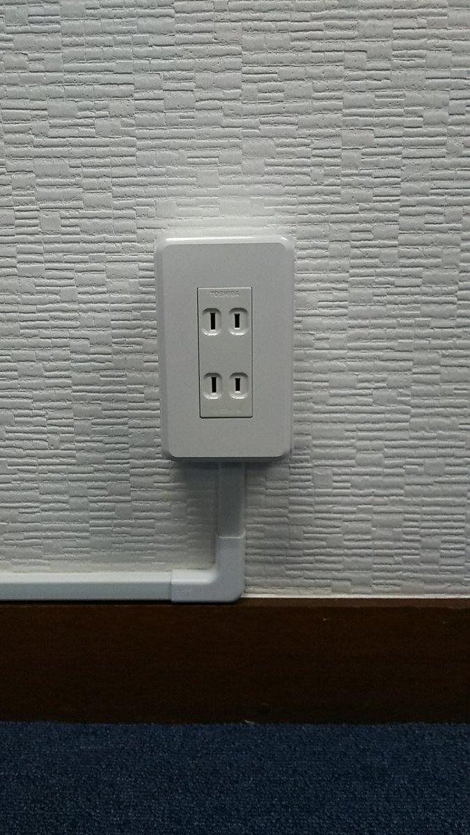 野沢電気 コンセントの増設です とある企業様からのご依頼でコンセントの数を増やしたいとの事だったので見た目も美しく増設しました ちょっとした段差はモール用ジャバラで美しく 野沢電気は見た目にもこだわります 栃木県 小山市 野沢電気