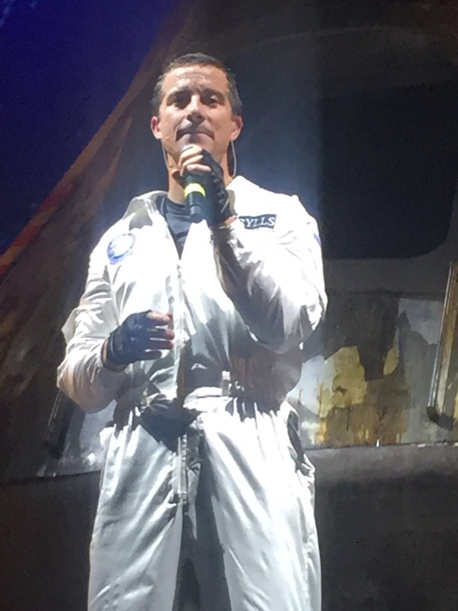 Candy2GoUK's tweet photo. #endeavour excellent show last night can't believe we were this close to @BearGrylls https://t.co/dIW5WAPLmk