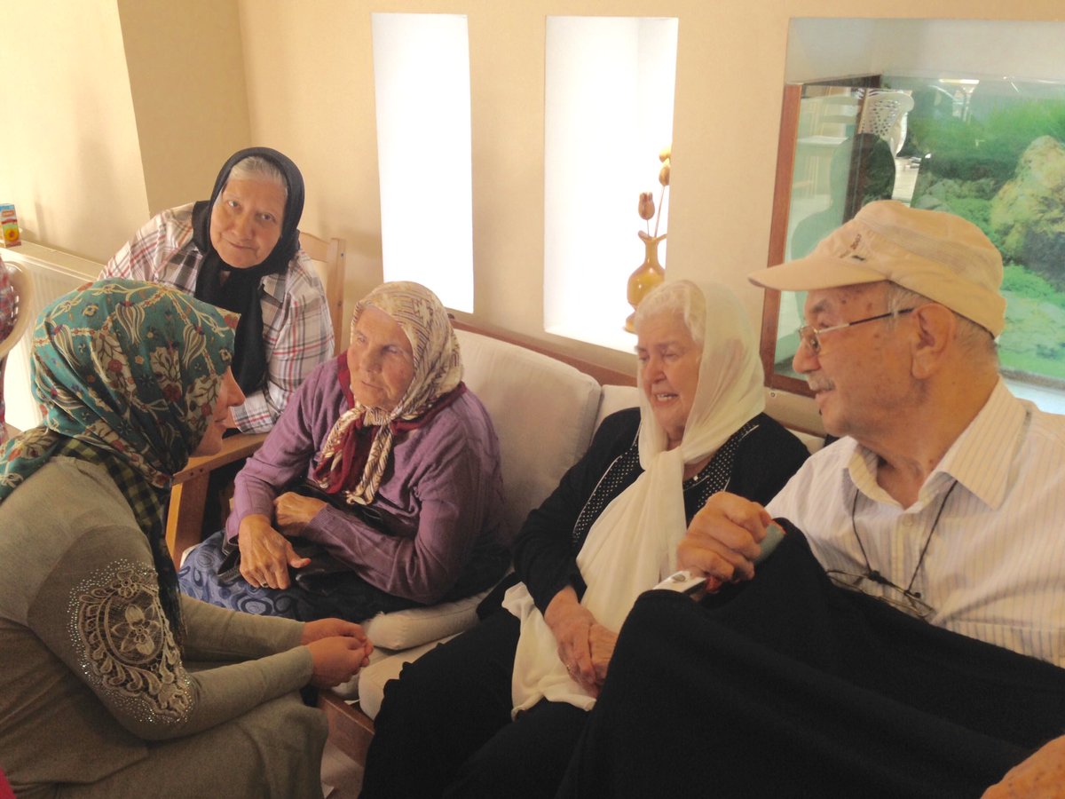 Geçmişini unutan gelecek inşaa edemez #NesillerBuluşuyor SHÇK yurtlarında kalan çocuklarımızı Huzurevi sakinlerimiz ile bir araya getirdik