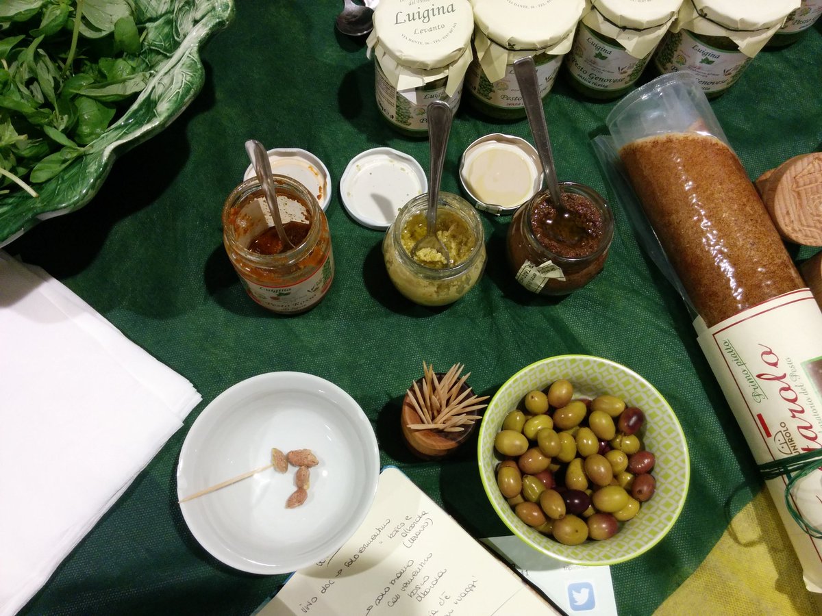 LizAu87's tweet photo. Lezioni di #pesto alla genovese! #visitlevanto @VisitLevanto https://t.co/7jKHQf2qWE