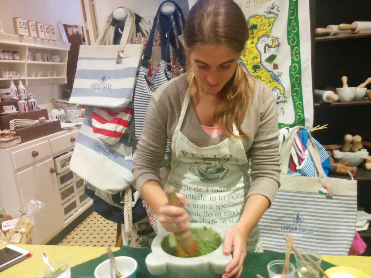 LizAu87's tweet photo. Lezioni di #pesto alla genovese! #visitlevanto @VisitLevanto https://t.co/7jKHQf2qWE