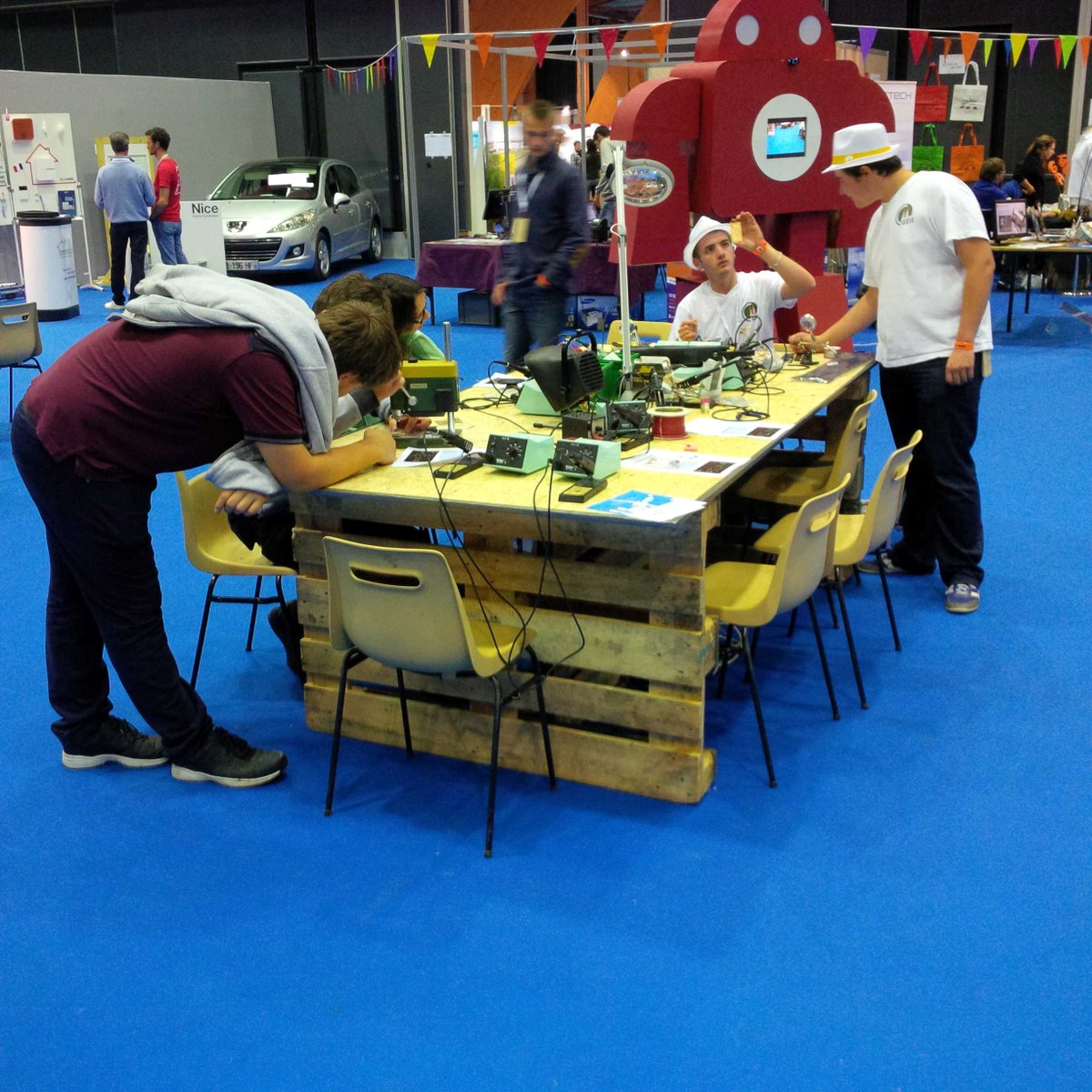 vcomputing's tweet image. Soldering on... at Chartres Mini Maker Faire #makerfairechartres