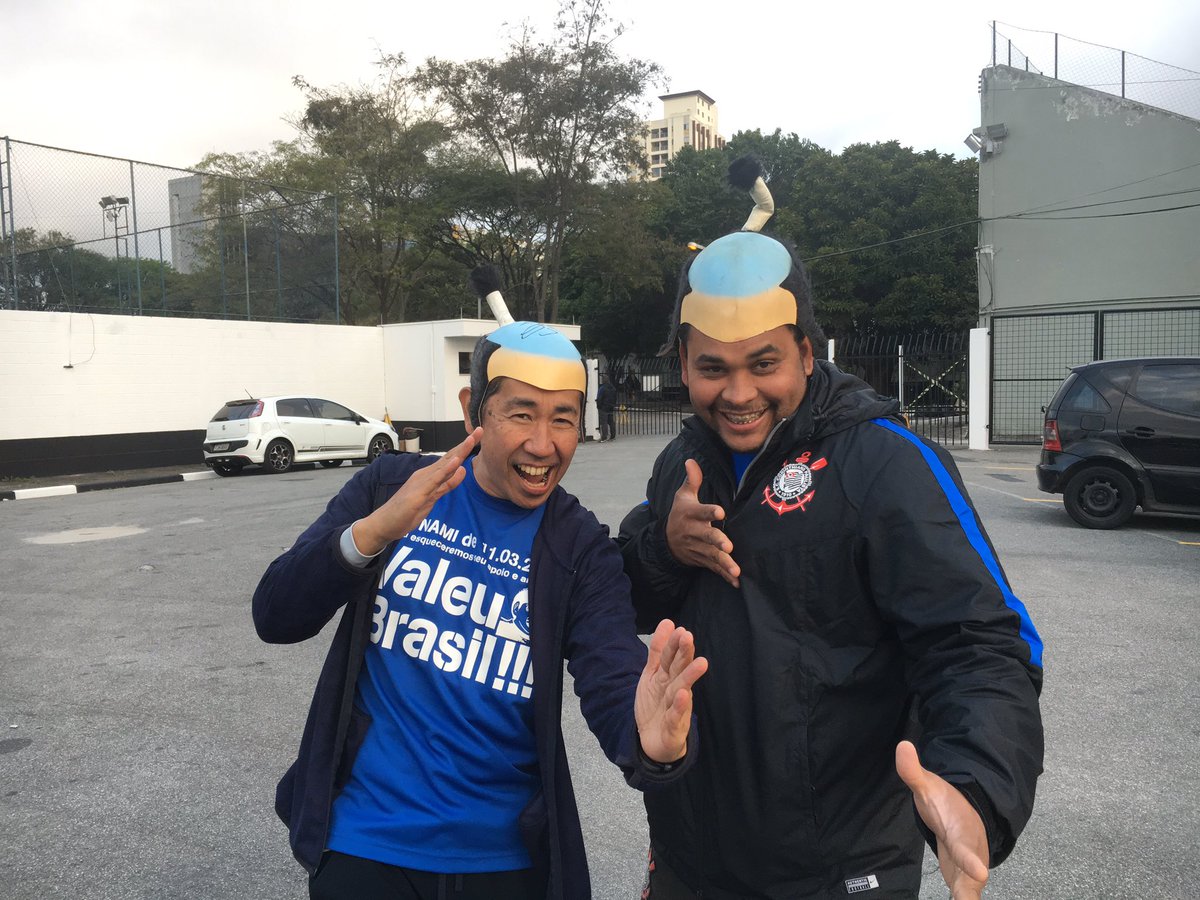 平安山 良太 De على تويتر 日本代表の試合の時にちょんまげ甲冑姿のおじさんがいます 笑 地球の反対側コリンチャンスまで来たのでチームを案内しました ブラジル人爆笑してました 笑 コリンチャンスのコーチにちょんまげヅラをくれとせがまれています