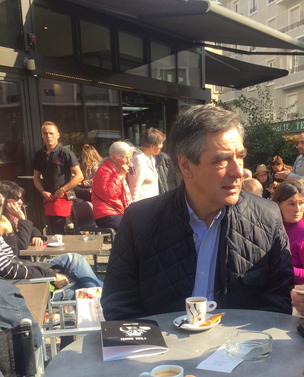 ROMAINCOPPET's tweet image. Â CHambery le 8/10/2016 je discute -Hovoril som s panom premierom s Francuska â dal som mu moju prvu knyhu