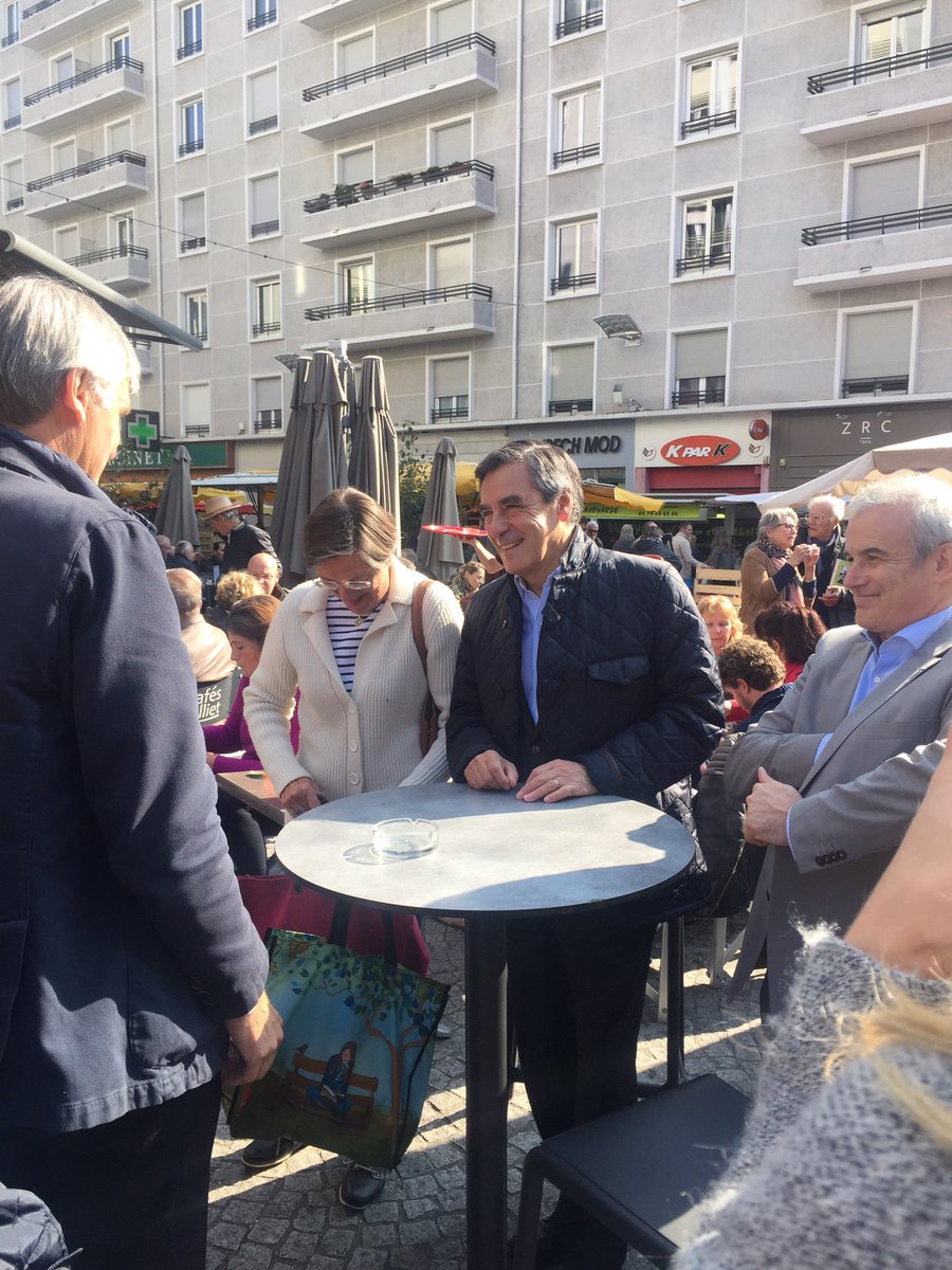 ROMAINCOPPET's tweet image. Â CHambery le 8/10/2016 je discute -Hovoril som s panom premierom s Francuska â dal som mu moju prvu knyhu