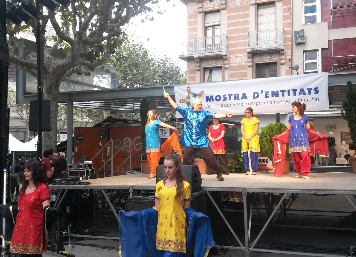Gran actuació de la Fundació Vicente Ferrer a l'escenari de la Mostra d'entitats #VImostra #mataro