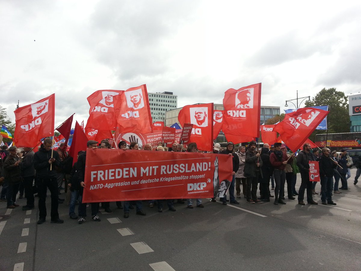 Der DKP-Block auf der #Friedensdemo in #Berlin hat sich formiert. #08X #Frieden