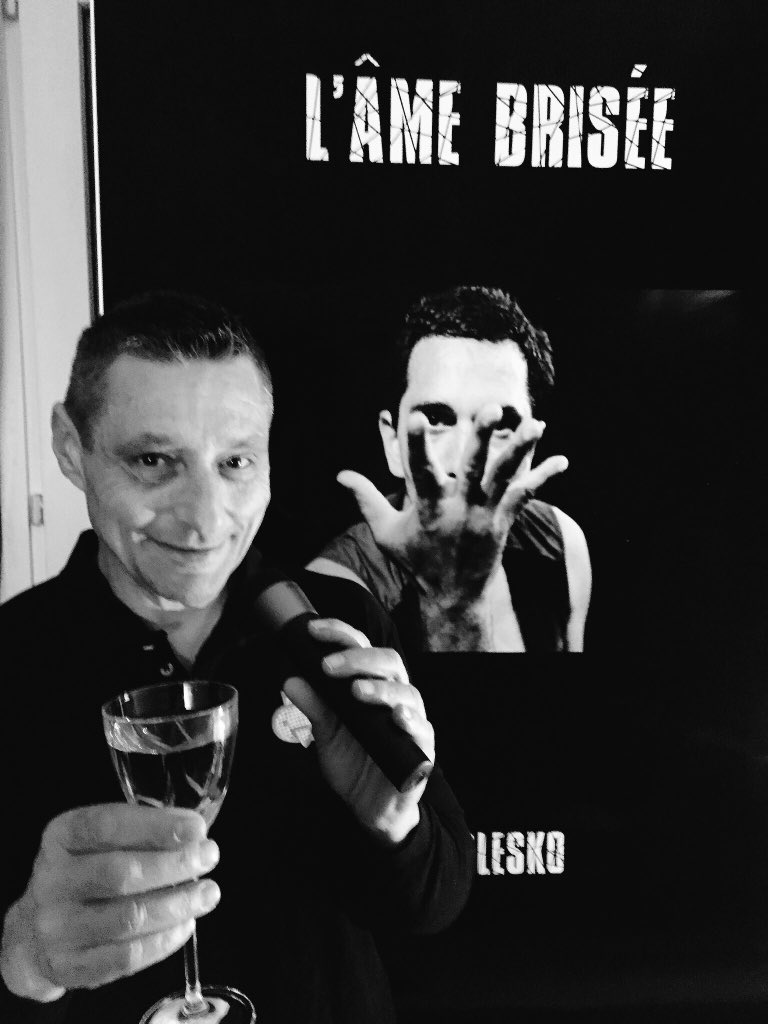 ROMAINCOPPET's tweet image. Tak Premier s Francuska dostal knyhu od juraja pleska