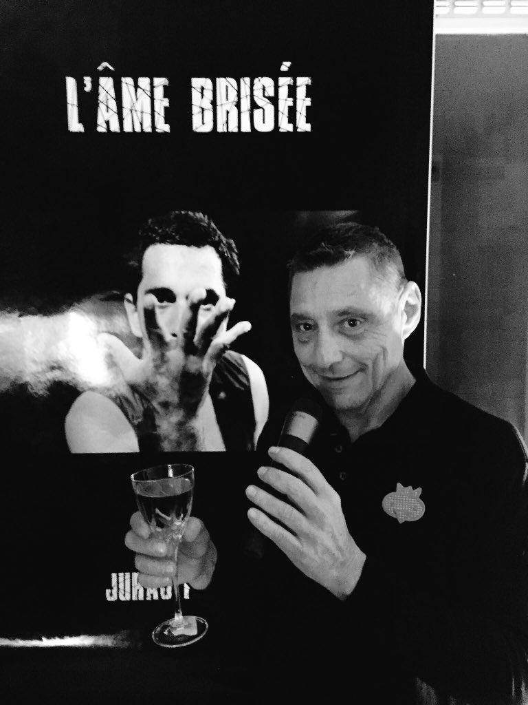 ROMAINCOPPET's tweet image. Tak Premier s Francuska dostal knyhu od juraja pleska