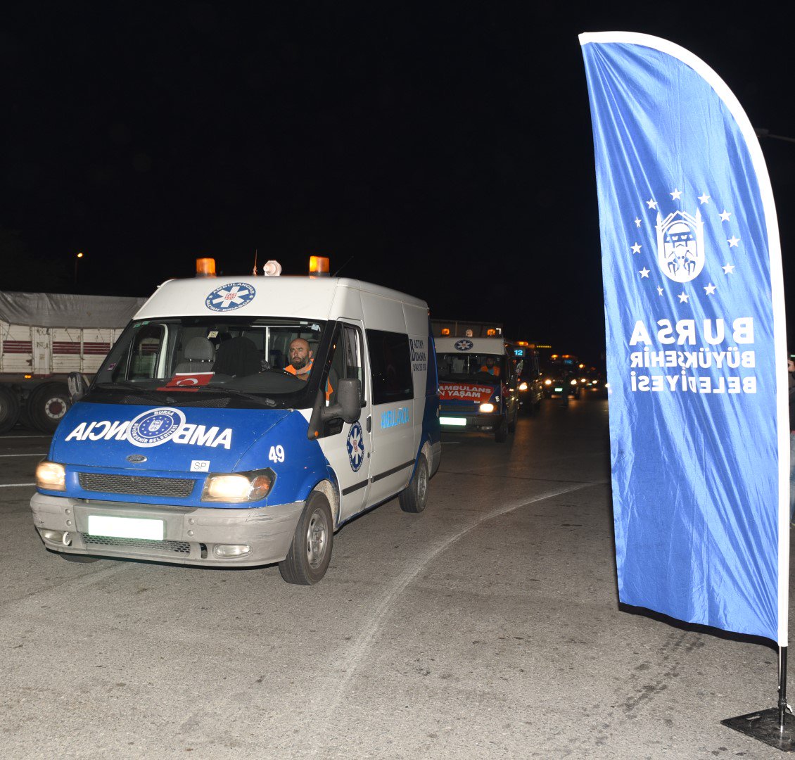 bursabuyuksehir's tweet photo. Katkıda bulunduğumuz 10 ambulansın da aralarında bulunduğu 24 ambulans, Sağlık Bakanlığı, Kızılay ve Afad denetiminde Suriye’ye yola çıktı. https://t.co/Tap3zR9U37