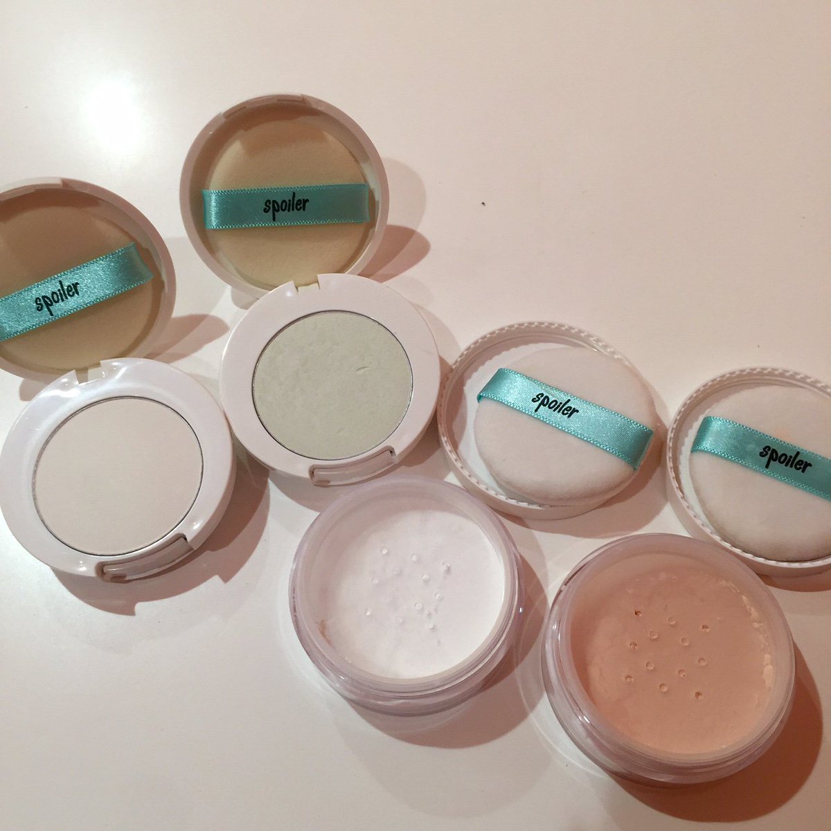 tonymoly_3ban's tweet photo. ♡spoilerシリーズ新商品♡
★オイルペーパーパウダー　ホワイト・ピンクの2色　￥1,200+tax
★オイルペーパーパクト　ホワイト・ミントの2色　￥1,200+tax
★スティックハイライト　ピンク・ゴールドの2色　￥1,500+tax https://t.co/ZXi9EUV9IJ