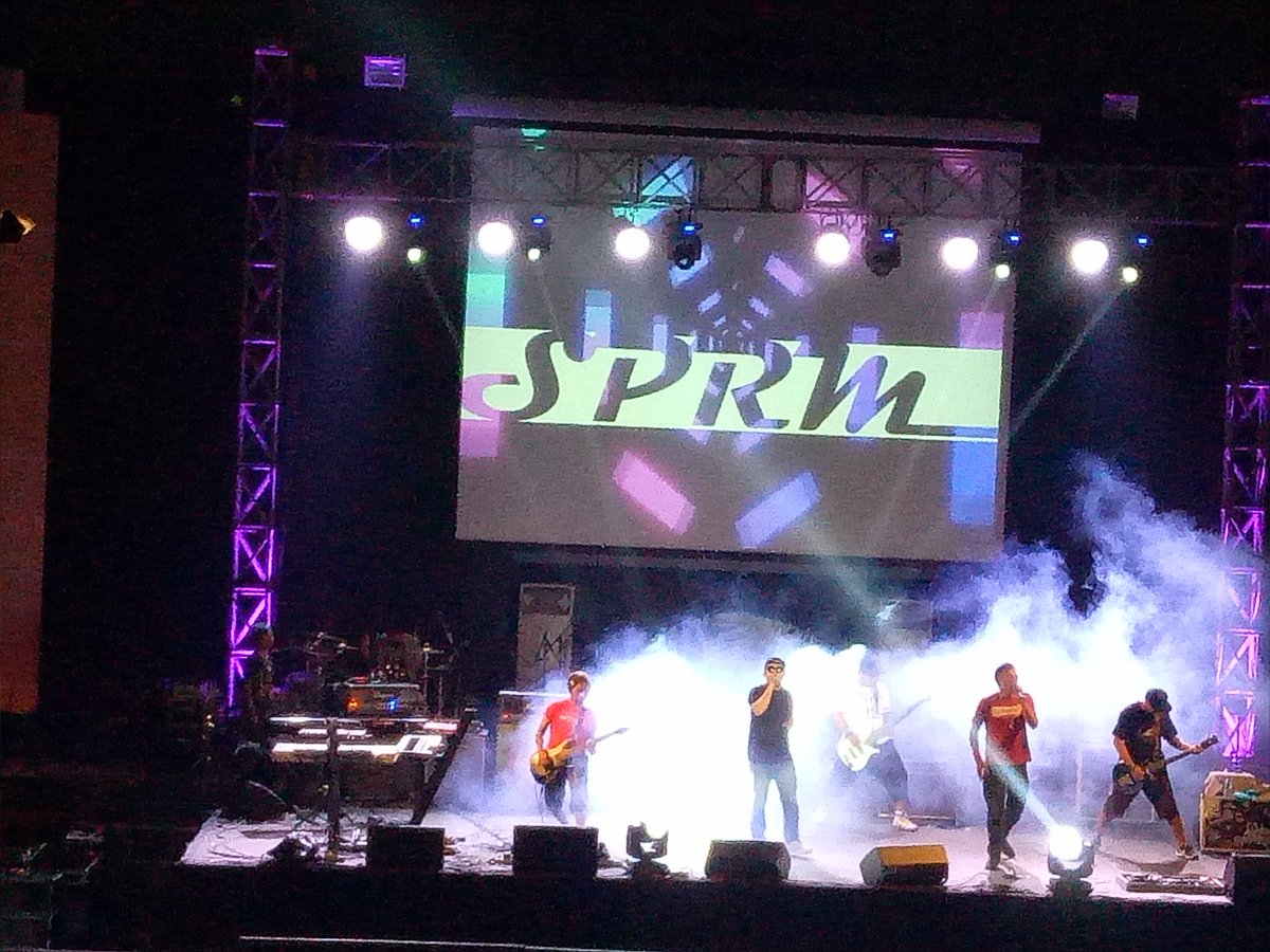 widysietet's tweet photo. \m/ "@ACRAipb: SPRM on stage! 
Whoaa lets scream louder than ever 👊 https://t.co/myEJ0rYU3S"