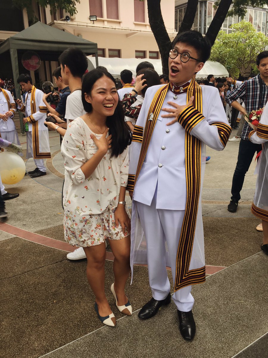 p_tutiyasarn's tweet photo. ขอแสดงความยินดีกีบเนติวิทย์! เอ้ยยยไม่ช่ายยยยคนนี้ต่างหาก @yppopL รู้จักกันมา4ปีเพิ่งเจอกันครั้งแรก55555 ยินดีด้วยค้าบบบ 👏🏼 #CUgrad2015 https://t.co/eZIaRdqBPr