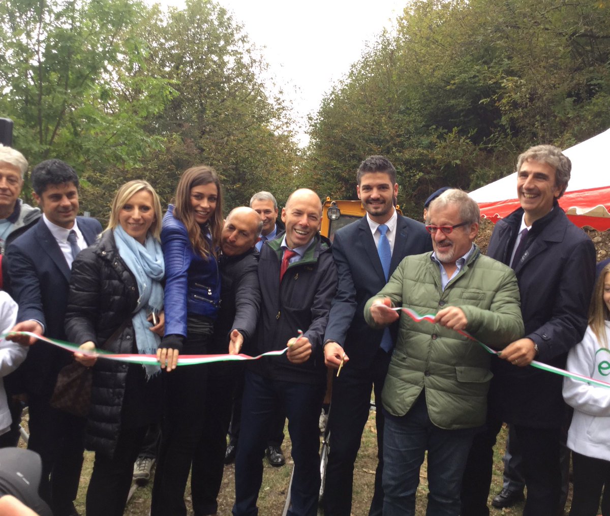 RobertoMaroni_'s tweet photo. Oggi a #Verceia/So con @cmterzi e @UgoParolo per inaugurare il Tracciolino, sentiero panoramico #tracciolinoc'è
ST https://t.co/MQKWv1pzCJ