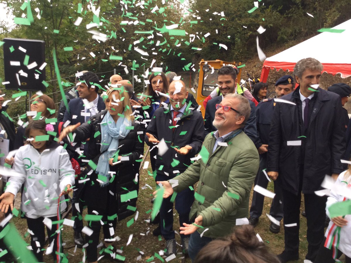 RobertoMaroni_'s tweet photo. Oggi a #Verceia/So con @cmterzi e @UgoParolo per inaugurare il Tracciolino, sentiero panoramico #tracciolinoc'è
ST https://t.co/MQKWv1pzCJ