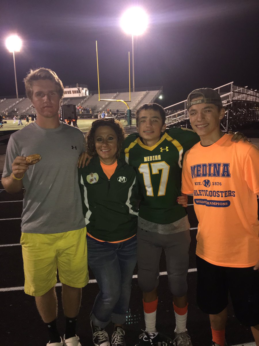 MrsByersez_5's tweet photo. Friday Night with my guys! Tough game 35-32 but you are all #1 in our hearts! #boostermom #medina #football 🏈🐝💚🎯 https://t.co/LuRFpffS2S